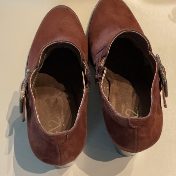 A2 Aerosoles Suede Wallflower Shooties . - Picture 6 of 8